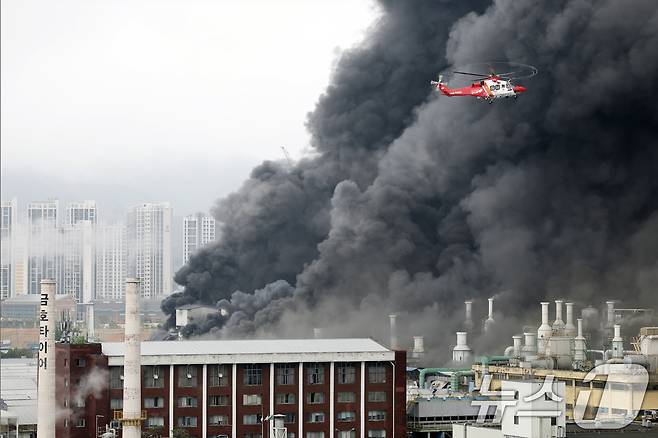 17일 오전 7시 11분쯤 광주 광산구 소촌동 금호타이어 광장공장에서 불이 나 소방당국이 진화 작업을 하고 있다. 2025.5.17/뉴스1 ⓒ News1 김태성 기자