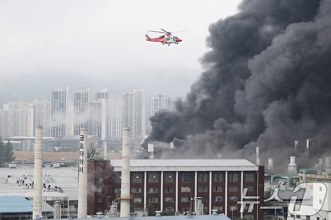 17일 오전 7시 11분 광주 광산구 소촌동 금호타이어 광장공장에서 화재가 발생해 소방당국이 진화 작업을 하고 있다. 2025.5.17/뉴스1 ⓒ News1 김태성 기자