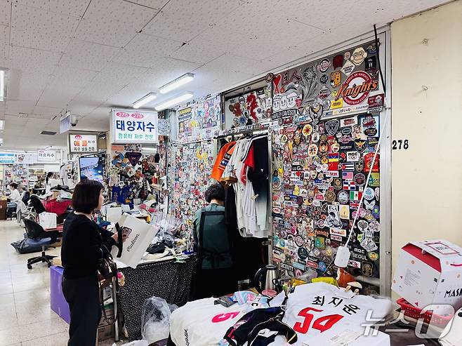 방산 시장 안에 있는 한 자수 가게. 스포츠 팬들 사이에서 '성지'로 불리는 이곳은 밀려든 주문으로 눈코 뜰새 없이 바쁘다.ⓒ News1 서장원 기자