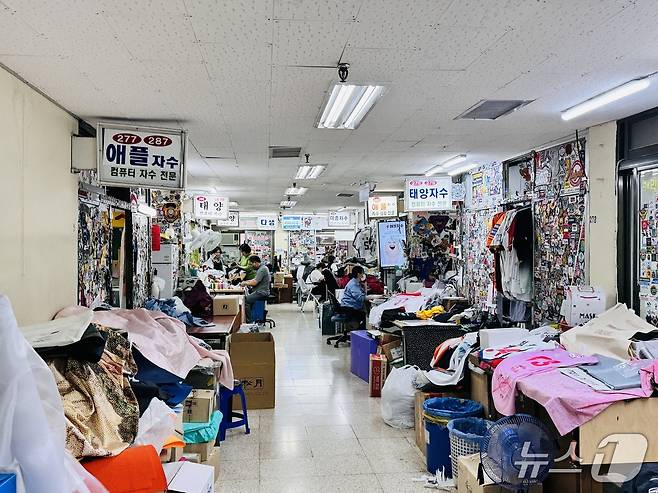 방산 시장 내 자수 가게. 스포츠 팬들이 맡겨 놓은 유니폼들이 쌓여있다.ⓒ News1 서장원 기자