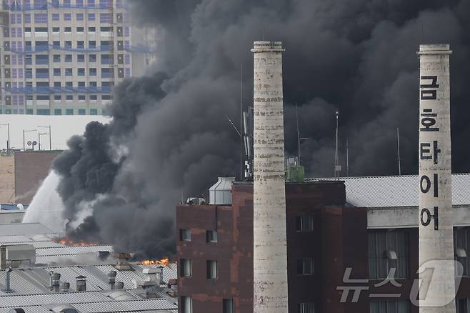 17일 오전 7시11분 광주 광산구 소촌동 금호타이어 광장공장에서 화재가 발생해 검은 연기가 번지고 있다. 2025.5.17/뉴스1 ⓒ News1 김태성 기자