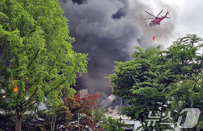 17일 오전 7시 11분쯤 광주 광산구 소촌동 금호타이어 광장공장에서 불이 나 소방당국이 헬기를 동원해 진화 작업을 하고 있다. 사진은 내부 건물 일부가 무너져 내리는 모습. 2025.5.17/뉴스1 ⓒ News1 최성국 기자