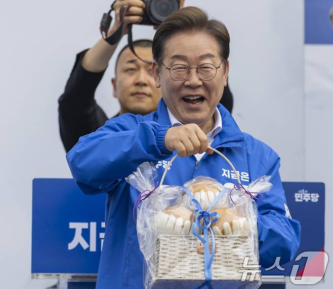 이재명 더불어민주당 대통령 후보가 17일 오전 전남 나주시 금성관망화루 앞에서 열린 유세에서 나주배를 선물 받은 후 함박웃음을 짓고 있다. (공동취재) 2025.5.17/뉴스1 ⓒ News1 이재명 기자