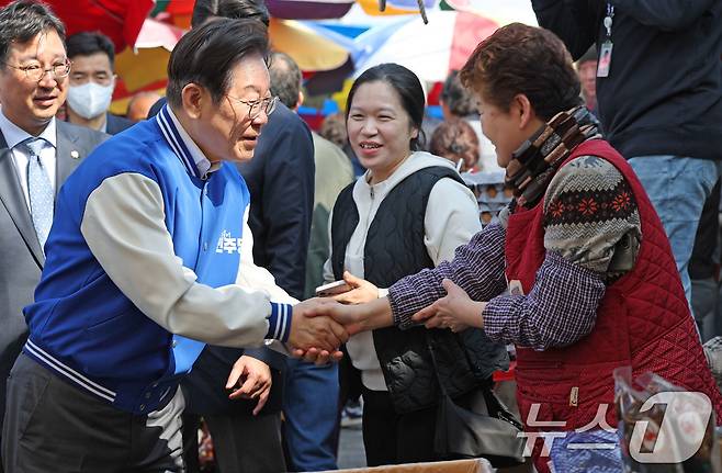 4·2 전남 담양군수 재선거를 앞둔 지난 3월22일 오전 전남군 담양읍 담양시장에서 더불어민주당 이재명 대표가 이재종 후보의 유세를 지원하고 있다. 2025.3.22/뉴스1 ⓒ News1 박지현 기자