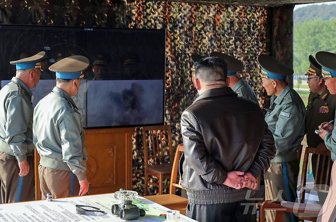 (평양 노동신문=뉴스1) = 북한 노동당 기관지 노동신문은 17일 "경애하는 김정은동지께서 5월 15일 조선인민군 근위 제1공군사단 관하 비행연대를 방문하시고 공군비행대들의 반항공전투 및 공습훈련을 지도했다＂고 보도했다. [국내에서만 사용가능. 재배포 금지. DB 금지. For Use Only in the Republic of Korea. Redistribution Prohibited] rodongphoto@news1.kr