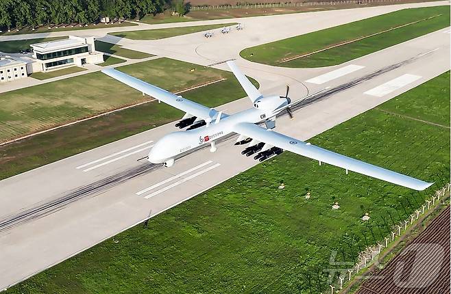 (평양 노동신문=뉴스1) = 북한 노동당 기관지 노동신문은 17일 "경애하는 김정은동지께서 5월 15일 조선인민군 근위 제1공군사단 관하 비행연대를 방문하시고 공군비행대들의 반항공전투 및 공습훈련을 지도했다＂고 보도했다 .[국내에서만 사용가능. 재배포 금지. DB 금지. For Use Only in the Republic of Korea. Redistribution Prohibited] rodongphoto@news1.kr