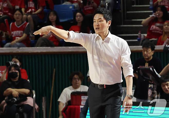 13일 오후 서울 송파구 잠실학생체육관에서 열린 '2024-25 KCC 프로농구 챔피언결정전 5차전' 창원 LG 세이커스와 서울 SK 나이츠의 경기에서 SK 전희철 감독이 작전지시를 하고 있다. 2025.5.13/뉴스1 ⓒ News1 박세연 기자