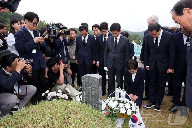 김문수 국민의힘 대통령 후보가 17일 광주 북구 국립 5.18민주묘지에서 5.18 시민군 대변인 윤상원 열사의 묘소를 참배하고 있다. (공동취재) 2025.5.17/뉴스1 ⓒ News1 이광호 기자
