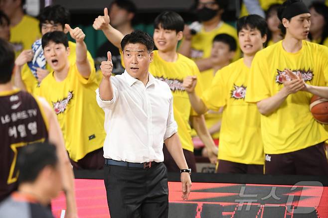 5일 경남 창원체육관에서 열린 '2024-25 KCC 프로농구 챔피언결정전 3차전' 창원 LG 세이커스와 서울 SK 나이츠의 경기, 창원 LG 조상현 감독이 선수들을 향해 엄지 손가락을 내밀고 있다. (KBL 제공, 재판매 및 DB금지) 2025.5.9/뉴스1
