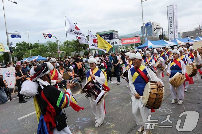 5·18민주화운동 제45주년을 하루 앞둔 17일 광주 동구 금남로 일대에서 사물놀이가 진행되고 있다. ⓒ News1 박지현 기자