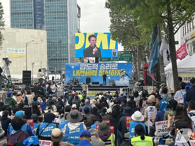 17일 오후 4시부터 서울 서초구 서초동 교대역 9번 출구 인근 3개 차로에서 '사법부 규탄' 집회를 열리고 있는 모습. 2025.05.17/뉴스1 ⓒ 뉴스1 김민수 기자