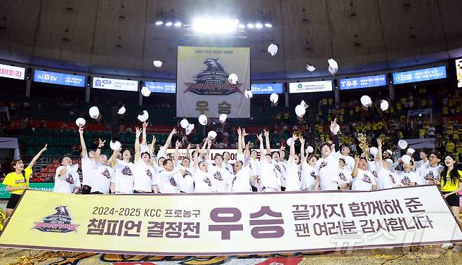 17일 오후 서울 송파구 잠실학생체육관에서 열린 '2024-25 KCC 프로농구 챔피언결정전 7차전' 서울 SK 나이츠와 창원 LG 세이커스의 경기, 62대58로 승리하며 창단 28년 만에 첫 우승을 달성한 창원 LG 선수들이 시상식에서 모자를 던지며 세리머니를 하고 있다. 2025.5.17/뉴스1 ⓒ News1 김진환 기자