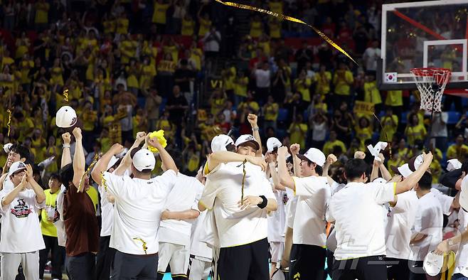 17일 오후 서울 송파구 잠실학생체육관에서 열린 '2024-25 KCC 프로농구 챔피언결정전 7차전' 서울 SK 나이츠와 창원 LG 세이커스의 경기, 62대58로 승리하며 창단 28년 만에 첫 우승을 달성한 창원 LG 선수들이 기쁨을 나누고 있다. 2025.5.17/뉴스1 ⓒ News1 김진환 기자