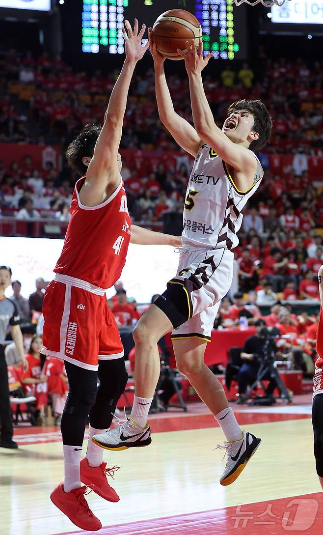 17일 오후 서울 송파구 잠실학생체육관에서 열린 '2024-25 KCC 프로농구 챔피언결정전 7차전' 서울 SK 나이츠와 창원 LG 세이커스의 경기, 1쿼터 창원 LG 양준석이 레이업 슛을 성공시키고 있다. 2025.5.17/뉴스1 ⓒ News1 김진환 기자