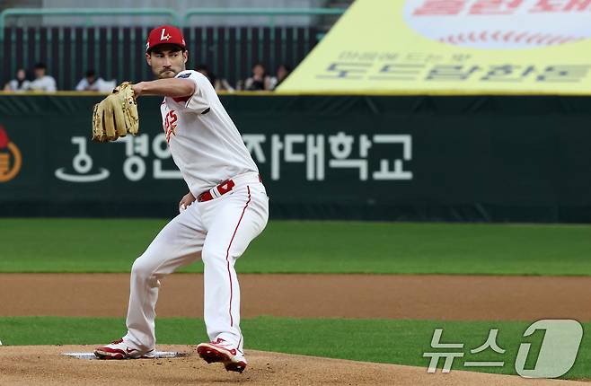 17일 인천시 미추홀구 인천SSG랜더스필드에서 열린 프로야구 '2025 신한 SOL 뱅크 KBO리그' SSG와 한화의 경기에서 SSG 선발 투수 화이트가 역투하고 있다. 2025.4.17/뉴스1 ⓒ News1 박세연 기자