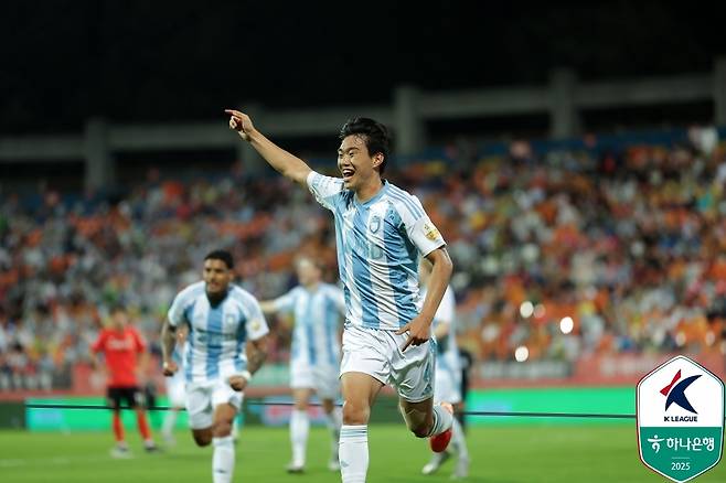 울산HD 서명관이 17일 열린 하나은행 K리그1 2025 14라운드 강원FC전에서 후반 19분 선제골을 터뜨린 뒤 기뻐하고 있다. (한국프로축구연맹 제공)