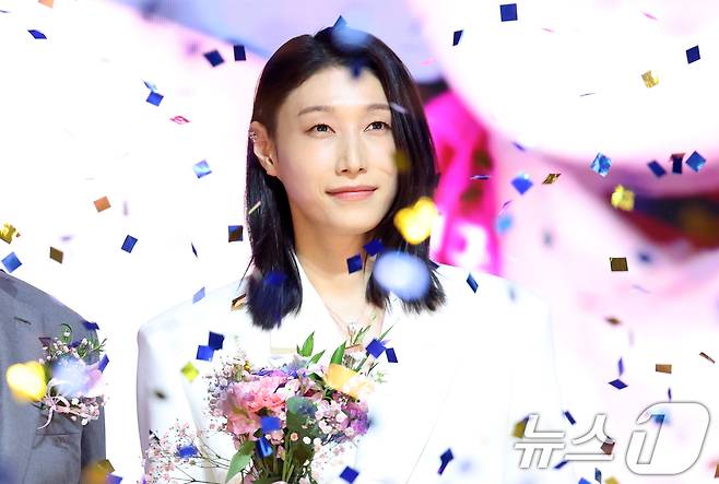 14일 오후 서울 서대문구 그랜드 스위스 호텔에서 열린 프로배구 '2024-2025 도드람 V리그' 시상식에서 여자부 정규리그 MVP상을 수상한 흥국생명 김연경이 기념촬영을 하고 있다. 2025.4.14/뉴스1 ⓒ News1 이승배 기자