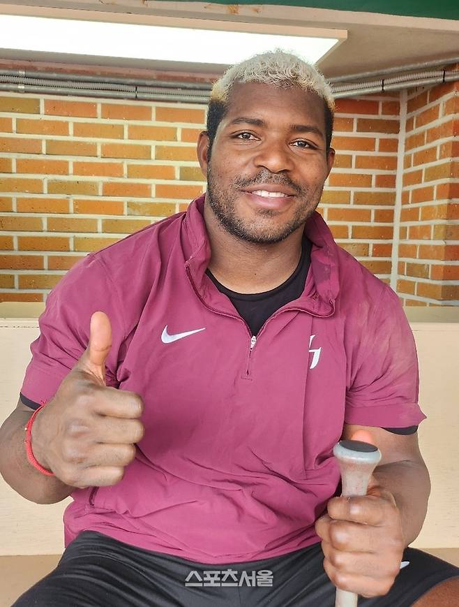 푸이그가 17일 울산 NC와의 더블헤더 1차전을 앞두고 인터뷰를 하고 있다. 울산=김민규 기자 kmg@sportsseoul.com