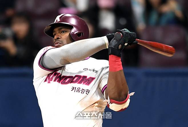 키움 푸이그가 고척스카이돔에서 열린 2025 KBO리그 두산과의 경기 8회말 무사 두산 투수 최지강을 상대로 안타를 치고 있다. 고척 | 박진업 기자 upandup@sportsseoul.com