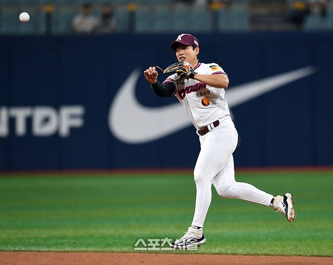 키움 2루수 송성문이 고척스카이돔에서 열린 2025 KBO리그 두산과의 경기 2회초 1사 두산 김재환의 땅볼을 잡아 1루로 송구하고 있다. 고척 | 박진업 기자 upandup@sportsseoul.com