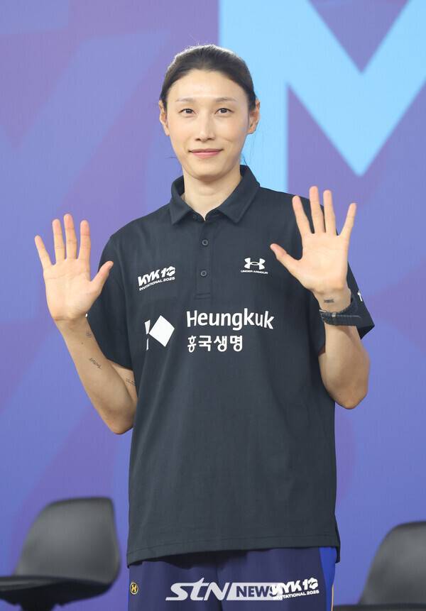 16일 오후 인천 부평구 인천삼산월드체육관에서 열린 'KYK 인비테이셔널 2025' 미디어데이에서 참석한 김연경이 팬들을 향해 손을 들어 인사하고 있다. 사진┃뉴시스