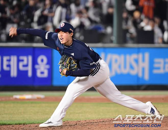 4일 부산 사직야구장에서 열리는 KBO리그 롯데와 두산의 경기. 투구하고 있는 두산 홍민규. 부산=송정헌 기자songs@sportschosun.com/2025.04.04/