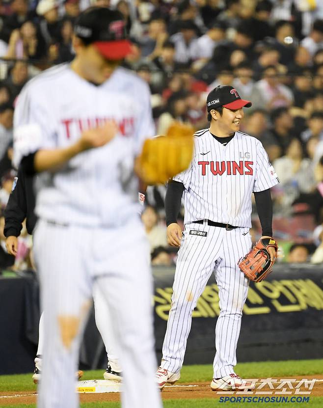 3루 주자 송성문에게 장난을 쳤지만, 선발 투수 임찬규 무실점 호투를 지켜주고 싶었던 3루수 문보경의 진심.