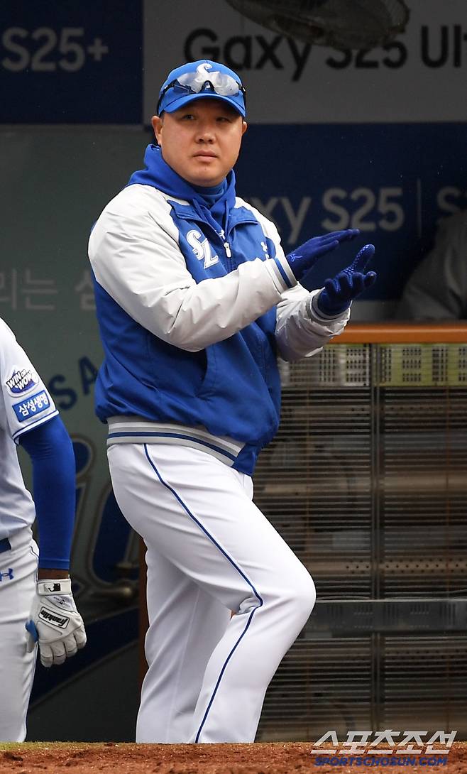 5일 대구 삼성라이온즈파크에서 열린 삼성 라이온즈와 한화 이글스의 경기. 3회말 역전 득점을 올린 삼성 김성윤을 박진만 감독이 반기고 있다. 대구=박재만 기자 pjm@sportschosun.com/2025.04.05/