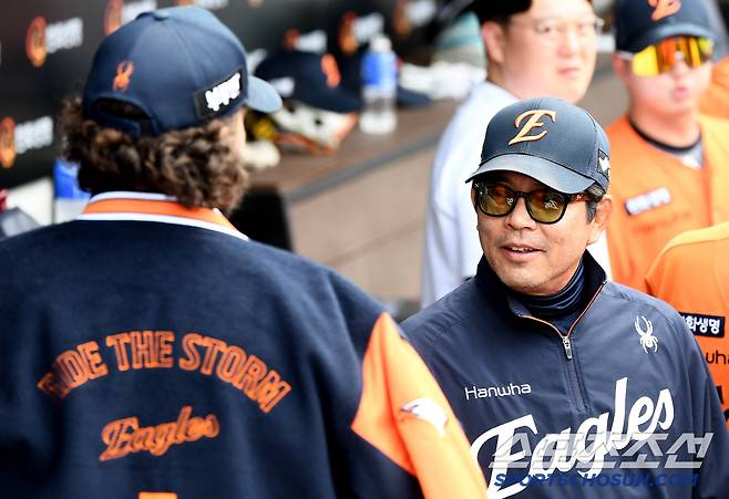 17일 대전 한화생명볼파크에서 열린 SSG-한화전. 7회까지 노히트 행진을 펼친 폰세가 8회에도 등판의사를 밝히자 양상문 코치가 웃고 있다. 대전=정재근 기자 cjg@sportschosun.com/2025..5.17/