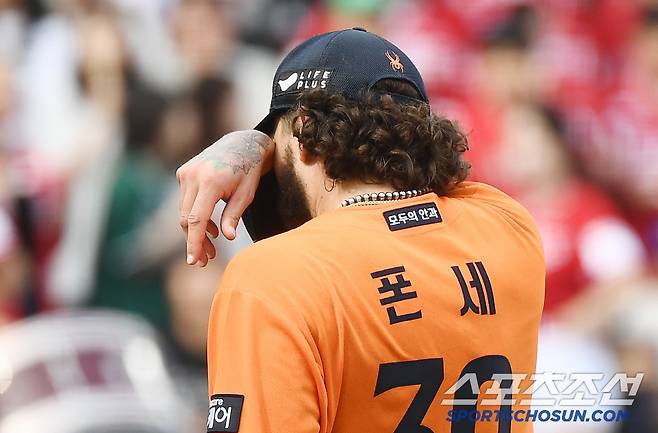 17일 대전 한화생명볼파크에서 열린 SSG-한화전. 8회에도 마운드에 오른 폰세가 17 탈삼진을 달성한 후 눈물을 흘리고 있다. 폰세는 1개의 탈삼진을 더 추가해 18K 신기록을 세웠다. 대전=정재근 기자 cjg@sportschosun.com/2025..5.17/