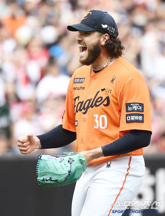 17일 대전 한화생명볼파크에서 열린 SSG-한화전. 4회초 1사 최정의 타구를 2루수 황영묵이 호수비로 잡아 아웃시키자 폰세가 환호하고 있다. 대전=정재근 기자 cjg@sportschosun.com/2025..5.17/