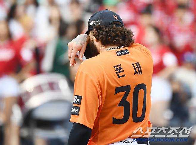 17일 대전 한화생명볼파크에서 열린 SSG-한화전. 8회에도 마운드에 오른 폰세가 17 탈삼진을 달성한 후 눈물을 흘리고 있다. 폰세는 1개의 탈삼진을 더 추가해 18K 신기록을 세웠다. 대전=정재근 기자 cjg@sportschosun.com/2025..5.17/