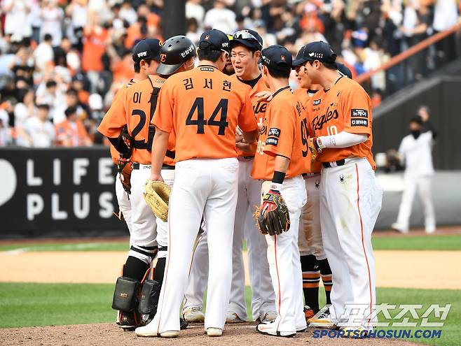 17일 대전 한화생명볼파크에서 열린 SSG-한화전. 한화가 1대0으로 승리했다. 선수들이 기쁨을 나누고 있다. 대전=정재근 기자 cjg@sportschosun.com/2025..5.17/