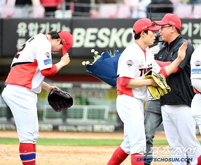 17일 광주KIA챔피언스필드에서 열린 두산과 KIA의 더블헤더 1차전 경기, KIA가 5대2로 승리했다. 통산 133세이브를 달성하며 타이거즈 역대 최다 세이브 신기록을 작성한 정해영이 이범호 감독의 축하를 받고 있다.  광주=허상욱 기자wook@sportschosun.com/2025.05.17/