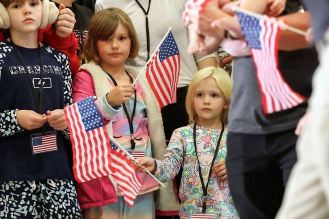 12일(현지시간) 미국 정부가 보낸 전세기를 타고 남아프리카공화국(남아공) 요하네스버그에서 미국 버지니아주 덜레스 국제공항에 도착한 남아공 출신 백인 가정 어린이들의 모습. 로이터연합뉴스