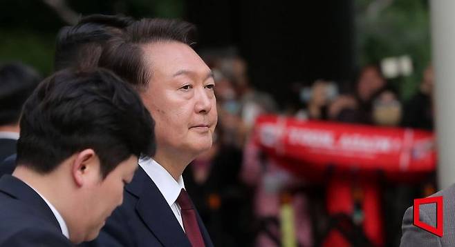 내란 우두머리 혐의로 기소된 윤석열 전 대통령이 12일 서울 서초구 중앙지법에서 열린 세 번재 공판을 마친 뒤 차량으로 이동하고 있다. 2025.05.12 사진공동취재단