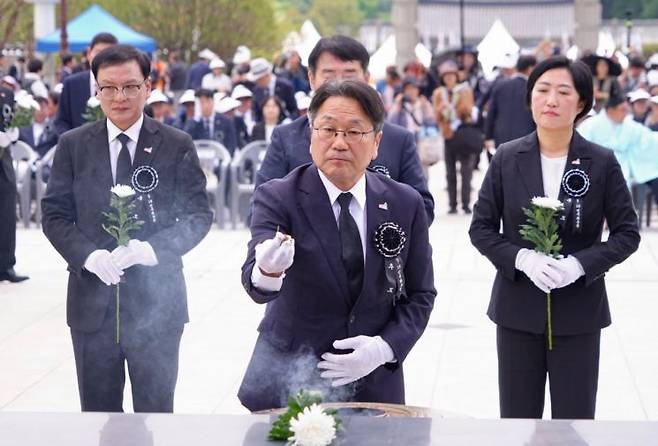 강기정 광주시장이 17일 국립5·18민주묘지에서 열린 '제45주년 5·18민주화운동 추모식'에서 오월 영령에 참배하고 있다. 광주시 제공