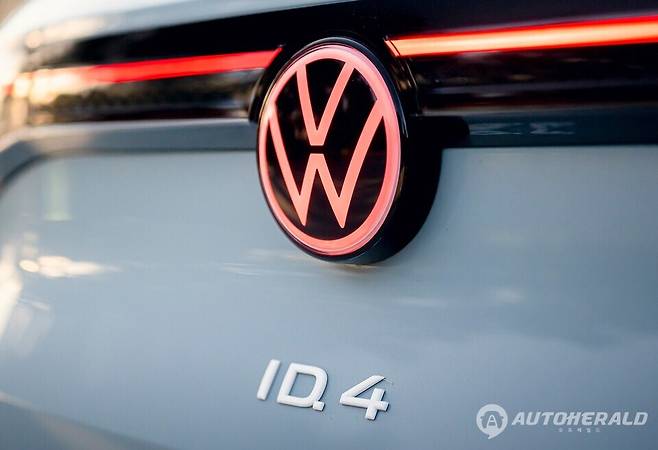 폭스바겐이 전기차 전용 모델명으로 사용해 왔던 'ID.'를 골프, 폴로와 같은 전통적 차명을 전환하는 리브랜딩을 단계적으로 추진한다고 밝혔다. (폭스바겐)