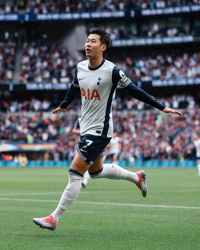 손흥민 갑론을박… “깬다 깨 vs 내로남불” (사진: 토트넘)
