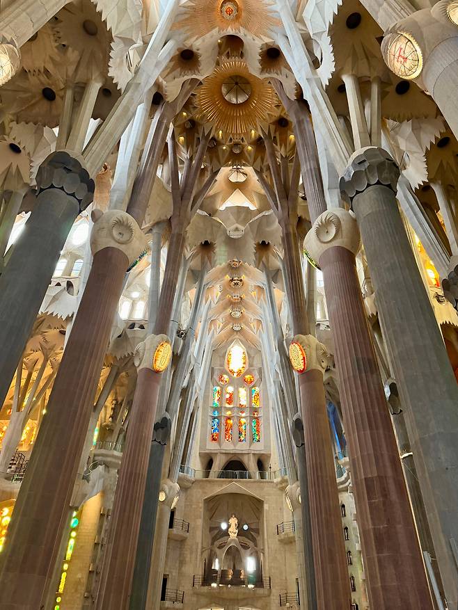 사그라다 파밀리아 성당 내부. 가우디 사후(死後), 근래에 완성된 내부 공간이나 스테인드글라스, 첨탑의 세라믹타일은 미완성의 성당을 완공하기 위해서 서두른 흔적이 역력하다./박진배