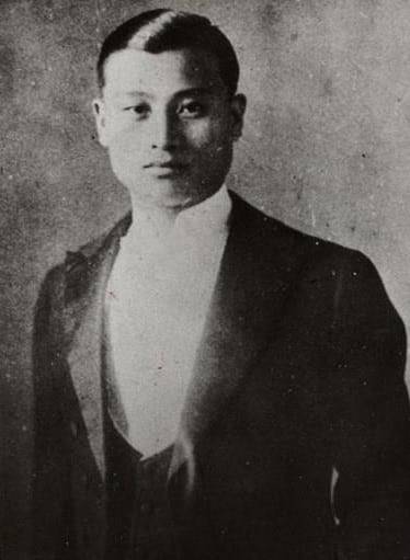 테너 이인선은 한국인 성악가 최초로 밀라노 유학을 감행한 선구자였다.  세브란스 의전을 졸업한 의사이기도 한 이인선은  1948년 1월 우리 손으로 만든 첫 오페라 '라 트라비아타'를 올려 한국 오페라의 선구자가 됐다.