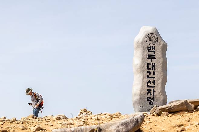 해발 1157m 지점에 있는 '백두대간선자령' 정상석. / 이신영 영상미디어 기자