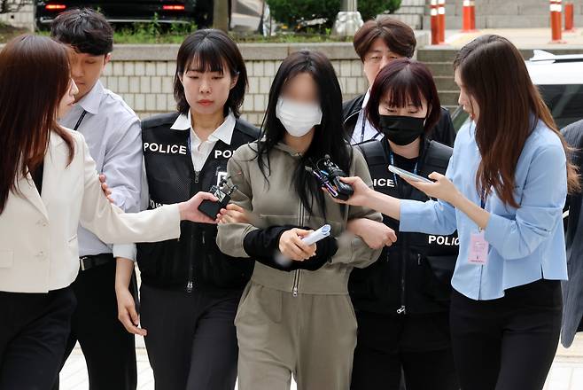 축구 국가대표팀 주장 손흥민을 상대로 돈을 받아내려해 공갈 혐의를 받고 있는 양씨(20대 여성)가 17일 서초구 서울중앙지방법원에서 열린 구속 전 피의자심문(영장심사)에 출석하고 있다. /뉴스1