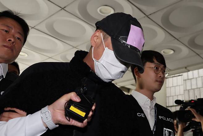 축구 국가대표팀 주장 손흥민의 아이를 임신했다고 주장하며 20대 여성 앙모씨와 함께 손씨에게 돈을 뜯어내려한 40대 남성 용모씨가 17일 영장실질심사를 받기 위해 서울중앙지법에 들어서고 있다. /연합뉴스