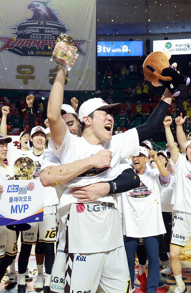 창원 LG 허일영이 챔피언전 시상식에서 플레이오프 MVP에 선정된 뒤 환호하고 있다. 2022년 SK 소속으로 우승했던 그는 올해 '친정팀'에 아픔을 안겼다. /뉴스1