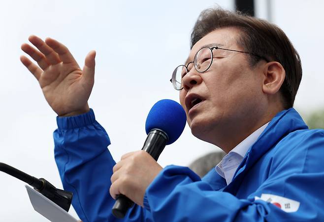 이재명 더불어민주당 대선 후보가 17일 전남 나주시 금성관 앞에서 열린 유세에서 지지를 호소하고 있다. /뉴스1