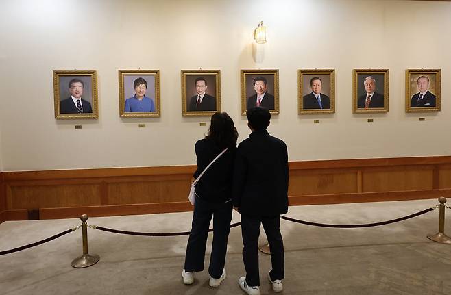 지난 4월 서울 종로구 청와대 본관에서 관람객들이 역대 대통령들의 초상화를 구경하고 있다. /연합뉴스
