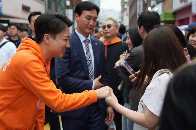 이준석 개혁신당 대선 후보가 17일 서울 성동구 성수동과 방문해 도보 유세를 하고 있다. /개혁신당 제공