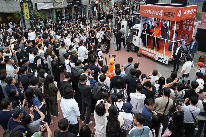 이준석 개혁신당 대통령 후보가 17일 오후 서울 성동구 성수동 카페거리에서 유세를 하고 있다. /이준석 캠프 제공
