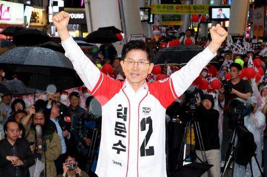 국민의힘 김문수 대선 후보가 16일 대전 중구 으능정이거리 일대에서 유세를 하고 있다. 연합뉴스